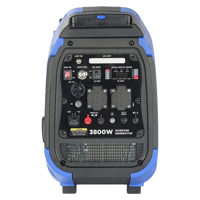 Ultimatron France Stromerzeuger ULT-3800 - Nennleistung: 3,5 kW, Tankvolumen: 6,2 l, Verbrauch: 2,5 l/h - Blauer und schwarzer 3800W Inverter-Generator. Das Bedienfeld zeigt Schalter, AC/DC-Ausgänge, USB-Anschluss und ein digitales Display.