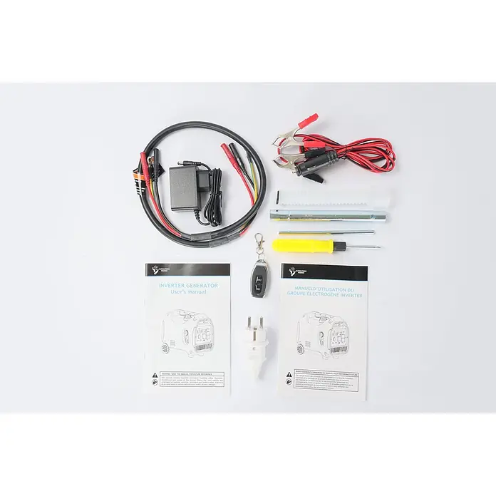 Ultimatron France Stromerzeuger ULT-3800 - Nennleistung: 3,5 kW, Tankvolumen: 6,2 l, Verbrauch: 2,5 l/h - Wechselrichter-Generator-Zubehörkit: Kabel, Batterieklemmen, Fernbedienung, Netzteil, Werkzeuge (Schraubendreher, Zündkerzenschlüssel) und Bedienungsanleitungen.