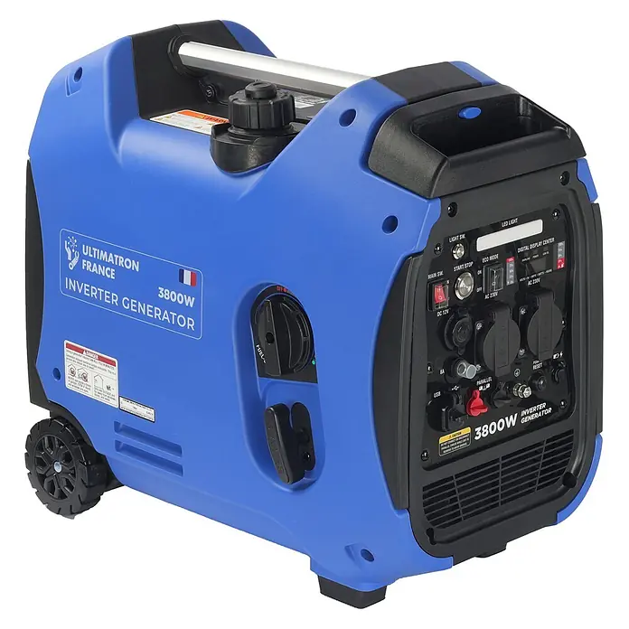 Ultimatron France Stromerzeuger ULT-3800 - Nennleistung: 3,5 kW, Tankvolumen: 6,2 l, Verbrauch: 2,5 l/h - Ein blauer und schwarzer 3800W Inverter-Generator auf Rädern mit Bedienfeld und Anschlüssen.