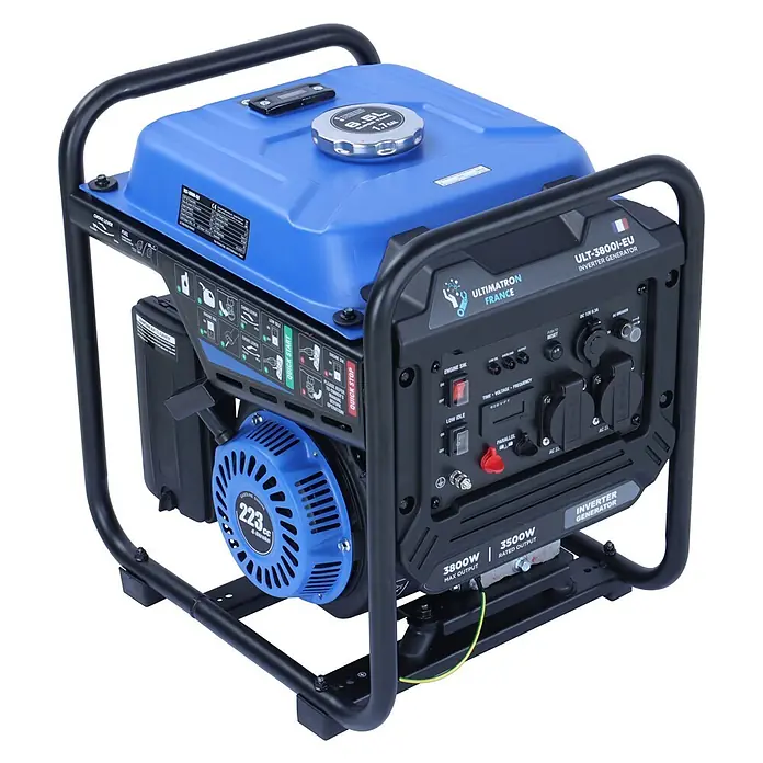 Ultimatron France Stromerzeuger ULT-3800i - Nennleistung: 3,5 kW, Tankvolumen: 6,5 l, Verbrauch: 2,4 l/h - Ein blauer und schwarzer tragbarer Inverter-Generator mit Metallrahmen, 3800W max. Leistung und 223cc Motor.
