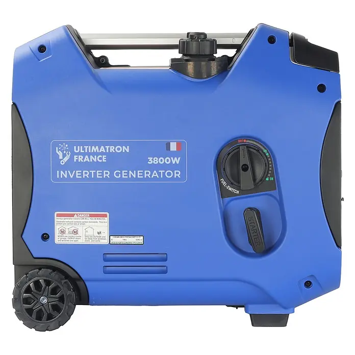 Ultimatron France Stromerzeuger ULT-3800 - Nennleistung: 3,5 kW, Tankvolumen: 6,2 l, Verbrauch: 2,5 l/h - Blauer tragbarer Inverter-Generator mit Rädern, Griff und Bedienelementen.