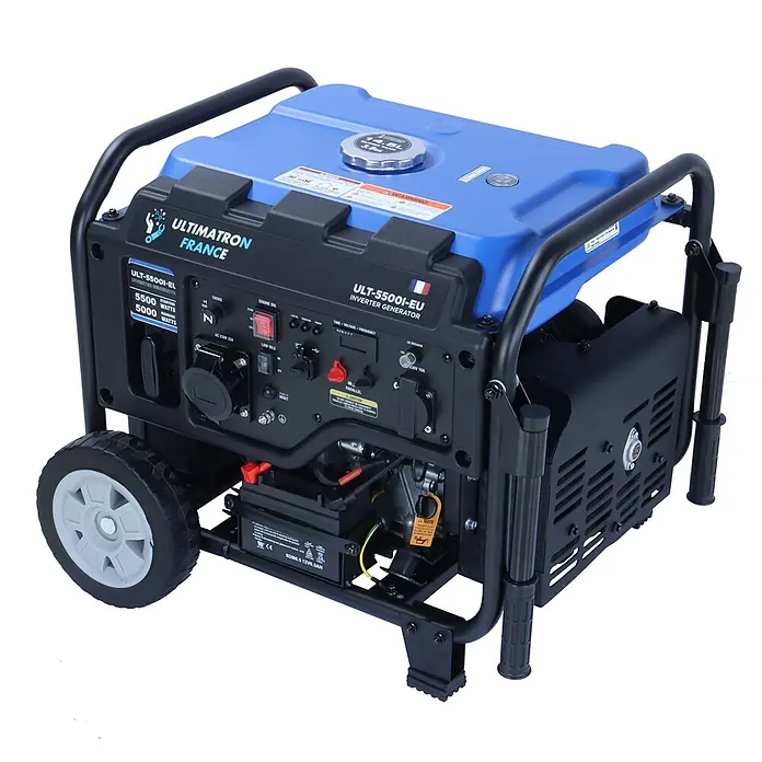 Ultimatron France Stromerzeuger ULT-5500i - Nennleistung: 5 kW, Tankvolumen: 14,5 l, Verbrauch: 2,8 l/h - Blau-schwarzer, tragbarer Inverter-Generator mit Rädern, Griffen und Bedienfeld, zeigt Leistungsdetails an.