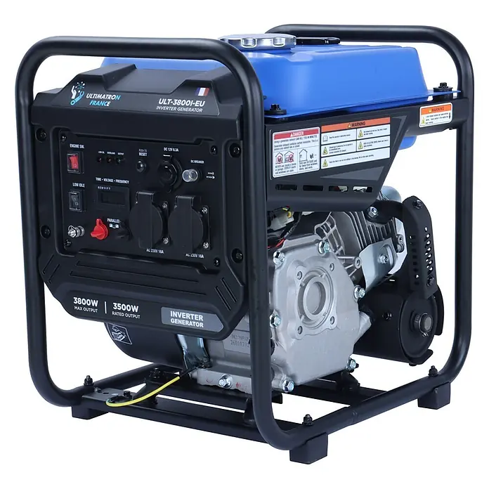 Ultimatron France Stromerzeuger ULT-3800i - Nennleistung: 3,5 kW, Tankvolumen: 6,5 l, Verbrauch: 2,4 l/h - Blauer und schwarzer tragbarer Inverter-Generator mit robustem Rahmen, Bedienfeld und silbernen Motordetails.