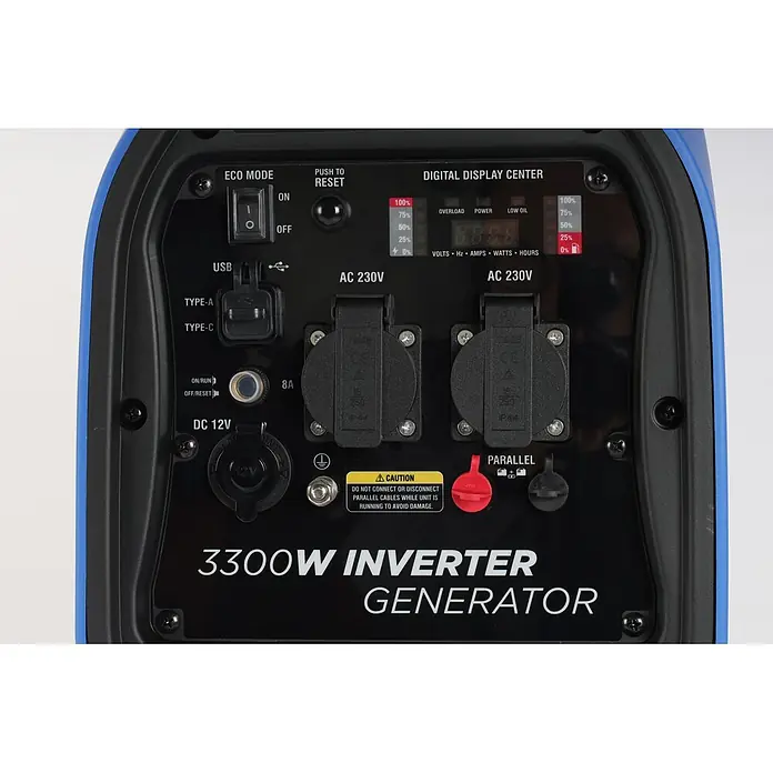 Ultimatron France Stromerzeuger ULT-3300 - Nennleistung: 3 kW, Tankvolumen: 4,2 l, Verbrauch: 2,3 l/h - Nahaufnahme eines schwarz-blauen 3300W Inverter-Generator-Bedienfelds mit AC/DC-Ausgängen, USB-Anschlüssen, ECO-Modus-Schalter und Digitalanzeige.