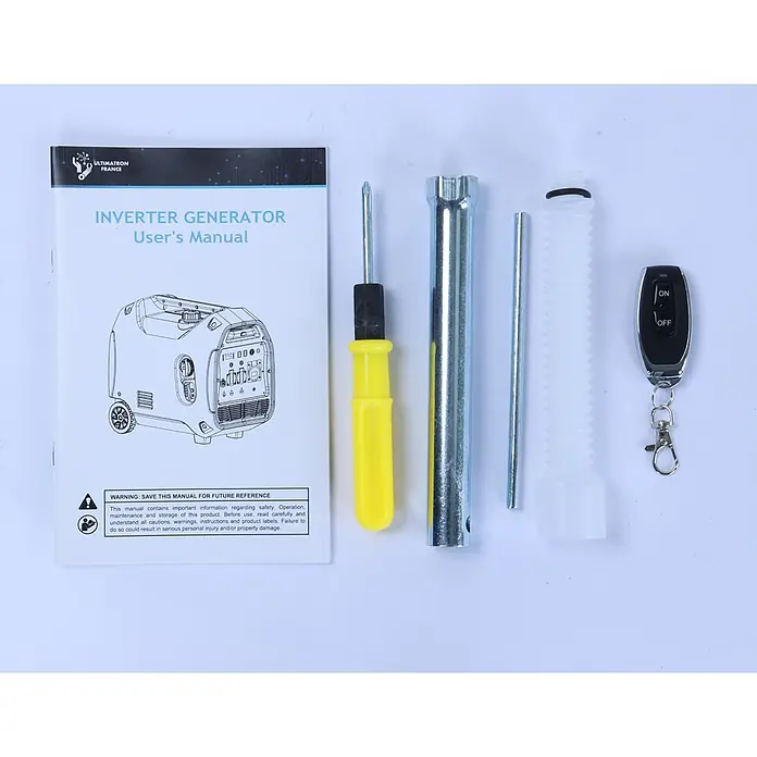 Ultimatron France Stromerzeuger ULT-4500 - Nennleistung: 4 kW, Tankvolumen: 6,5 l, Verbrauch: 2,5 l/h - Benutzerhandbuch für einen Inverter-Generator mit gelbem Schraubendreher, zwei silbernen Werkzeugen, weißem Ausgießer und schwarzer Fernbedienung.