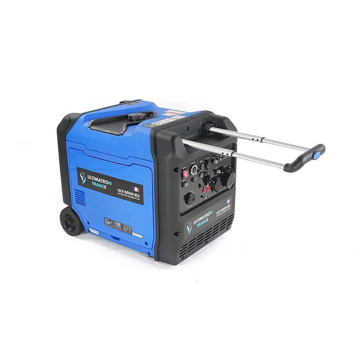 Ultimatron France Stromerzeuger ULT-6500 - Nennleistung: 6,2 kW, Tankvolumen: 12,5 l, Verbrauch: 2,9 l/h - Ein blau-schwarzer Ultimatron ULT-6500-EU Inverter-Generator mit Rädern und ausziehbarem Griff. Die Seitenplatte zeigt Bedienelemente und Ausgänge.