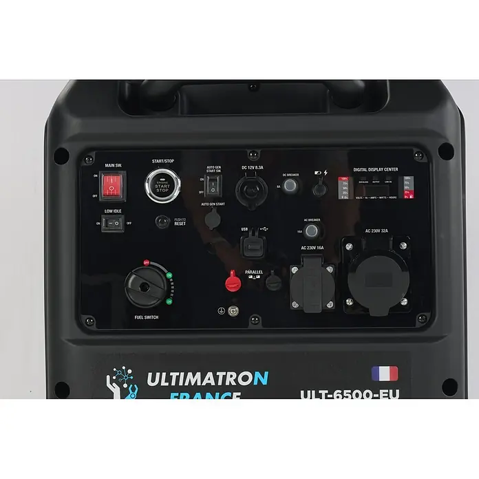 Ultimatron France Stromerzeuger ULT-6500 - Nennleistung: 6,2 kW, Tankvolumen: 12,5 l, Verbrauch: 2,9 l/h - Schwarzes Generatorbedienfeld mit Schaltern, Display und Stromanschlüssen.