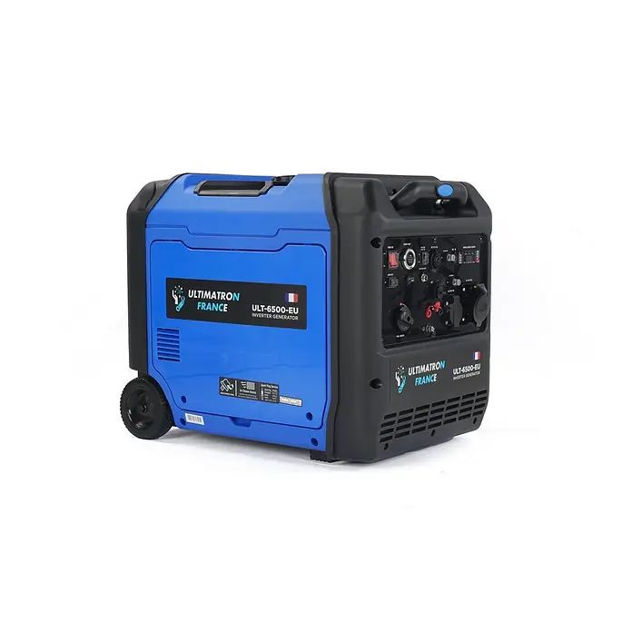 Ultimatron France Stromerzeuger ULT-6500 - Nennleistung: 6,2 kW, Tankvolumen: 12,5 l, Verbrauch: 2,9 l/h - Blauer und schwarzer Ultimaton ULT-6500-EU Inverter-Generator mit Rädern, Bedienfeld mit Steckdosen, Schaltern und Digitalanzeige.
