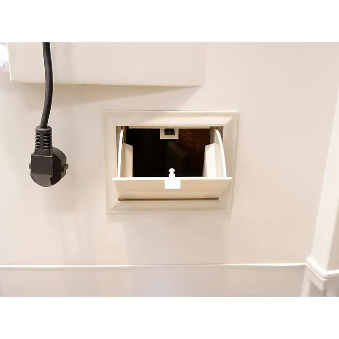 MConfort Climatizador evaporativo PRO IC18000 - Blanco, Altura: 156 cm, 700 W, 96 litros - Tapa de acceso de plástico beige abierta para una conexión eléctrica, con un enchufe negro cerca.