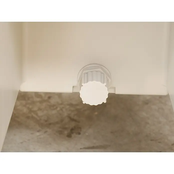 MConfort Climatizador evaporativo PRO IC18000 - Blanco, Altura: 156 cm, 700 W, 96 litros - Tapón de drenaje de plástico blanco con borde estriado, insertado en una superficie clara.
