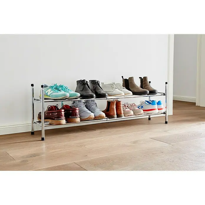 Schuhregal - L x B x H: 23 x 64 x 37 cm, Passend für: Bis zu 12 Paar Schuhe, Max. ausziehbar bis: 118 cm - Ein Schuhregal aus Metall mit zwei Ebenen voller Schuhe verschiedener Art und Farbe vor einer weißen Wand.