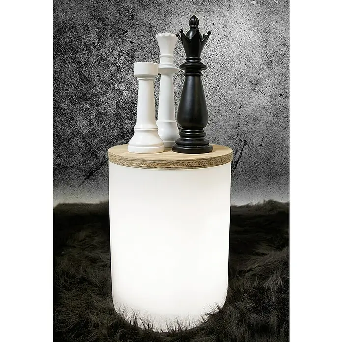 8 Seasons Design Shining Dekoleuchte Drum - 9 W, Weiß, L x B x H: 37 x 37 x 45 cm - Aufnahme von Schachfiguren, die auf einem beleuchteten, zylindrischen Beistelltisch stehen, vor einem dunklen, strukturierten Hintergrund.