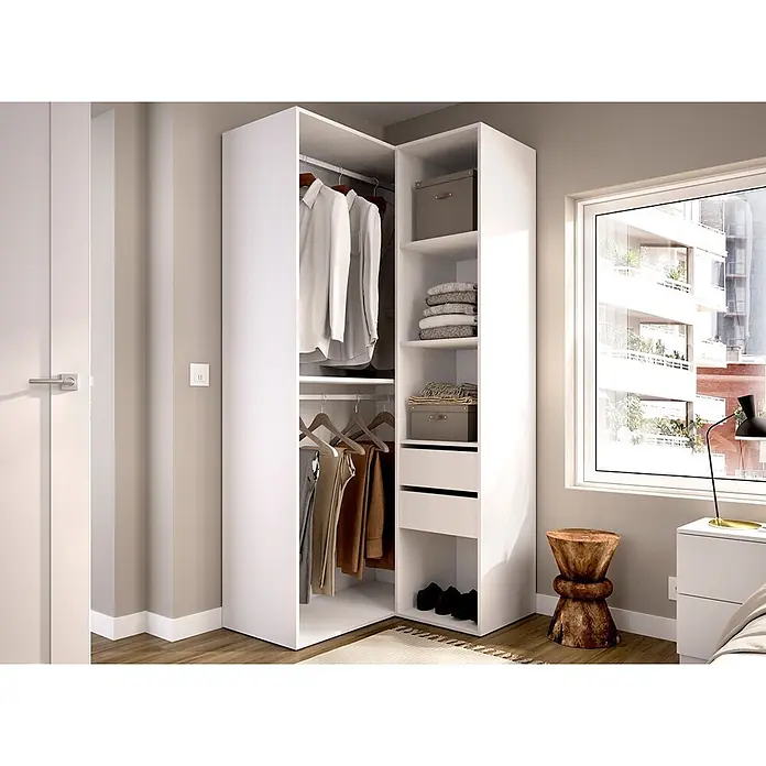 Dekit Armario para ropa Suit - L x An x Al: 104,5 x 84,5 x 204,5 cm, Blanco/Natural, Trasera reversible - Armario esquinero blanco con estantes abiertos, barras de colgar y cajones, integrado en un dormitorio moderno.