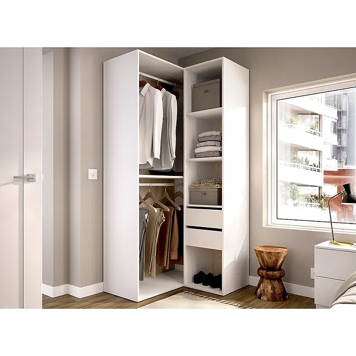 Dekit Armario para ropa Suit - L x An x Al: 104,5 x 84,5 x 204,5 cm, Blanco/Natural, Trasera reversible - Sistema de armario abierto blanco en forma de L con estantes, barras para colgar y cajones, organizado con ropa y cajas de almacenaje en un dormitorio moderno.