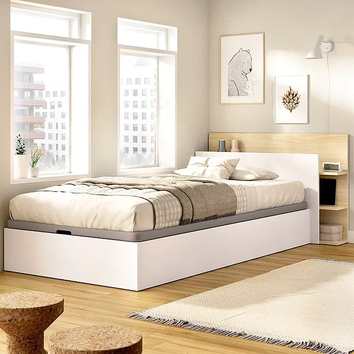Dekit Cabecero de cama Tori - L x An: 209,2 x 105,2 cm, Blanco/Roble claro, Con canapé - Cama individual blanca con almacenaje bajo la cama y cabecero de madera clara con estantes integrados, en un dormitorio luminoso.