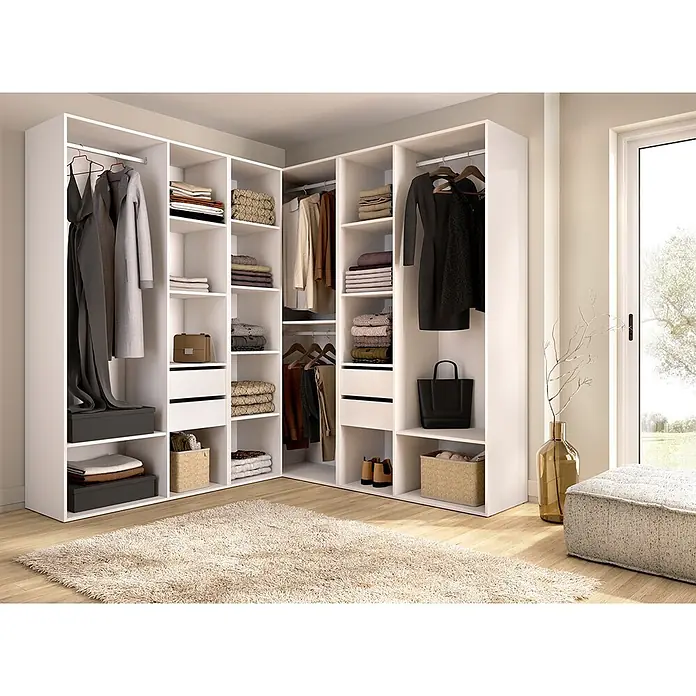 Dekit Armario para ropa Suit - L x An x Al: 186,3 x 182,4 x 204,5 cm, Blanco/Natural, Trasera reversible - Un sistema de armario abierto en forma de L con estantes blancos, lleno de ropa, zapatos y accesorios, sobre suelo de madera clara con alfombra beige en una habitación.