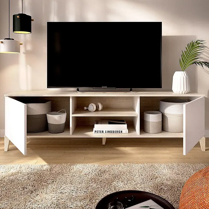 Dekit Mueble para TV Boston - L x An x Al: 39,9 x 150 x 48,1 cm, Natural/Blanco - Mueble de TV de madera clara con puertas blancas, estantes abiertos y un televisor encima, en un ambiente de sala de estar moderno.