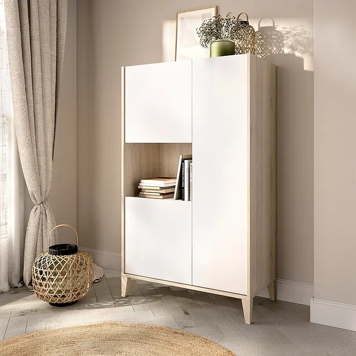 Dekit Bari Aparador - L x An x Al: 43 x 81 x 137,5 cm, Blanco/Natural, Número de puertas: 3 ud. - Armario bicolor blanco y madera clara con estantes abiertos y puertas, mostrando libros y decoración en sala moderna.