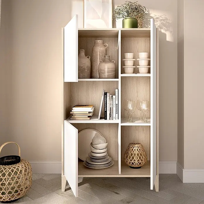Dekit Bari Aparador - L x An x Al: 43 x 81 x 137,5 cm, Blanco/Natural, Número de puertas: 3 ud. - Estantería alta de madera clara y blanca con compartimentos abiertos y cerrados, exhibiendo decoración, libros y vajilla.