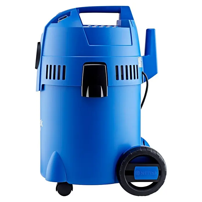 Nilfisk Aspirador en seco y húmedo eléctrico Buddy II 18 - 1.200 W, Volumen de recipiente: 18 l, Con bolsa - Aspiradora industrial Nilfisk azul con ruedas y asas negras.