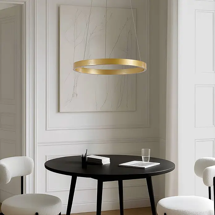 Lucande Pendelleuchte Yonam - L x B x H: 60 x 60 x 4,5 cm, messing / gold, gold, weiß - Goldfarbene runde LED-Pendelleuchte über einem schwarzen Rundtisch hängend.