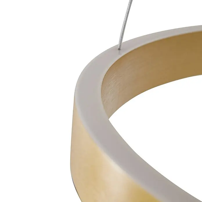 Lucande Pendelleuchte Yonam - L x B x H: 60 x 60 x 4,5 cm, messing / gold, gold, weiß - Nahaufnahme einer runden Pendelleuchte mit hellem Holz-Innenring und weißem Außendiffusor, an einem dünnen Draht hängend.