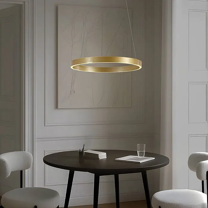 Lucande Pendelleuchte Yonam - L x B x H: 60 x 60 x 4,5 cm, messing / gold, gold, weiß - Goldene ringförmige Pendelleuchte über einem dunklen runden Tisch.