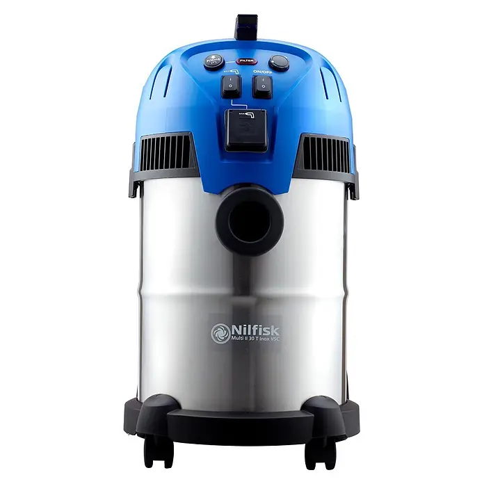 Nilfisk Aspirador en seco y húmedo eléctrico Multi II 30 T INOX VSC - 1.400 W, Volumen de recipiente: 30 l, Semiautomático - Aspirador Nilfisk para seco/húmedo con tanque de acero inoxidable plateado, parte superior azul con controles y ruedas negras, con entrada de manguera frontal.