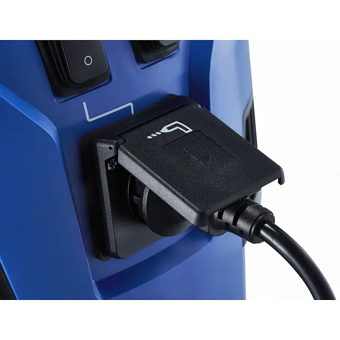 Nilfisk Aspirador en seco y húmedo eléctrico Multi II 30 T - 1.400 W, Volumen de recipiente: 30 l, Semiautomático - Dispositivo azul con toma de corriente negra y cable enchufado. Tapa negra con símbolo de taladro parcialmente abierta. Interruptor 'O' negro visible.