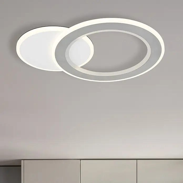 Globo LED-Deckenleuchte Mavis - 21 W, L x B x H: 51 x 38 x 4 cm, Weiß - Moderne LED-Deckenleuchte mit zwei überlappenden Ringen, einem weißen und einem grauen, die ein weiches Licht abgeben, über hellen Schränken montiert.