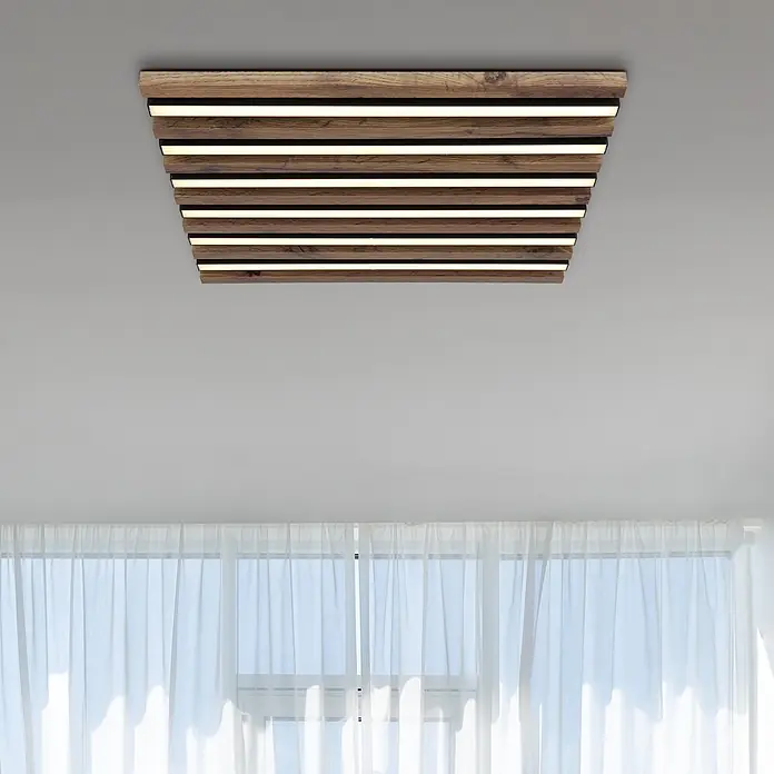 Globo LED-Deckenleuchte Hayden - 30 W, L x B x H: 45 x 45 x 5 cm, Warmweiß, 1.500 lm - Rechteckige Deckenleuchte aus dunklem Holz mit beleuchteten LED-Streifen, die einen Raum mit transparenten Vorhängen erhellt.