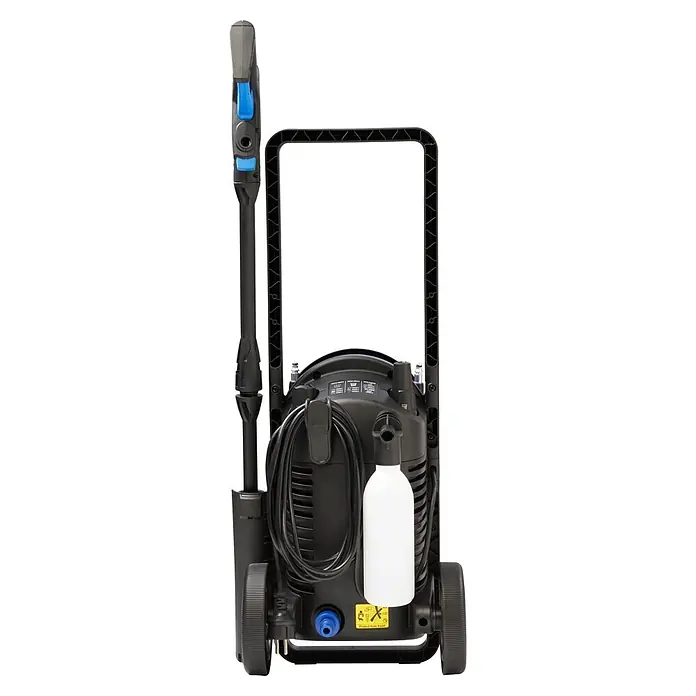 Nilfisk Hidrolimpiadora de alta presión CORE 130 HOME - 130 bar, 1.500 W, Capacidad de bombeo: 465 l/h - Una hidrolimpiadora negra con detalles azules y una botella de detergente blanca, con manguera enrollada y ruedas para la portabilidad.