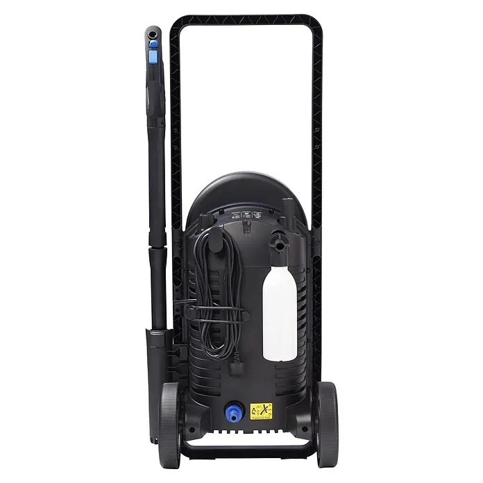Nilfisk Hidrolimpiadora de alta presión CORE 140IH PCC - 140 bar, 1.800 W, Capacidad de bombeo: 474 l/h - Hidrolimpiadora negra con ruedas, mango largo, pistola pulverizadora, cable enrollado y botella de detergente blanca.