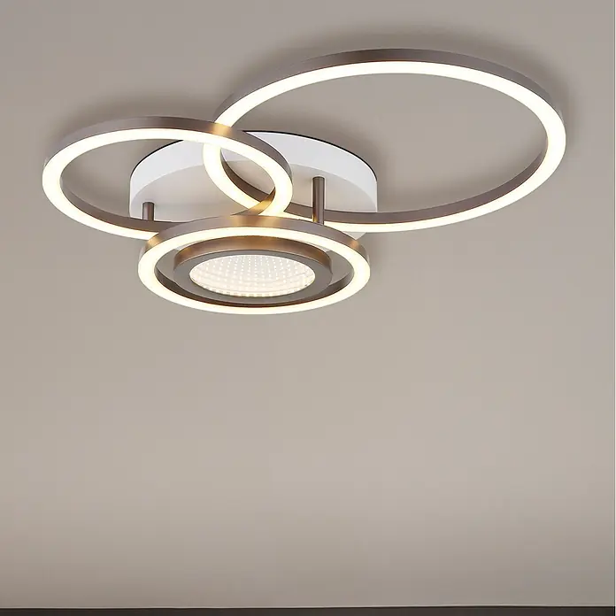Globo Plafón LED Randell - 40 W, L x An x Al: 490 x 390 x 100 mm - Moderna lámpara de techo con anillos entrelazados de bronce, iluminación LED blanca integrada, un foco LED central y una base blanca.