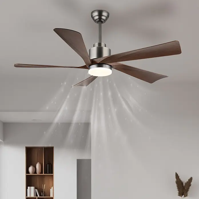 Globo Deckenventilator Modesto - 132 cm, 20 W - Moderner Deckenventilator mit fünf dunklen Holzflügeln, gebürstetem Nickelgehäuse und integriertem LED-Licht, in einem Raum montiert, mit Luftbewegung.