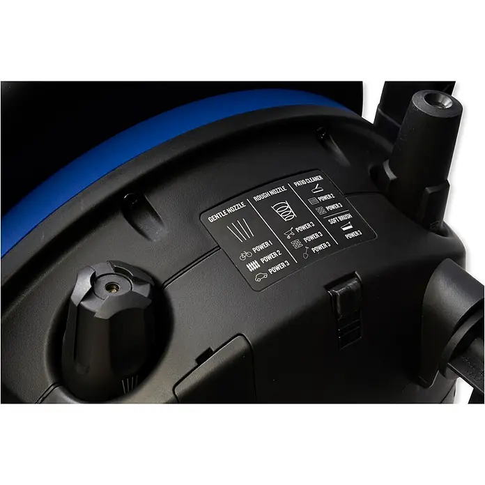 Nilfisk Hidrolimpiadora de alta presión CORE 140IH PCC - 140 bar, 1.800 W, Capacidad de bombeo: 474 l/h - Panel de control negro de plástico de hidrolimpiadora con iconos para boquillas (suave/áspera), limpiador de patios y cepillo, mostrando ajustes de potencia para tareas.