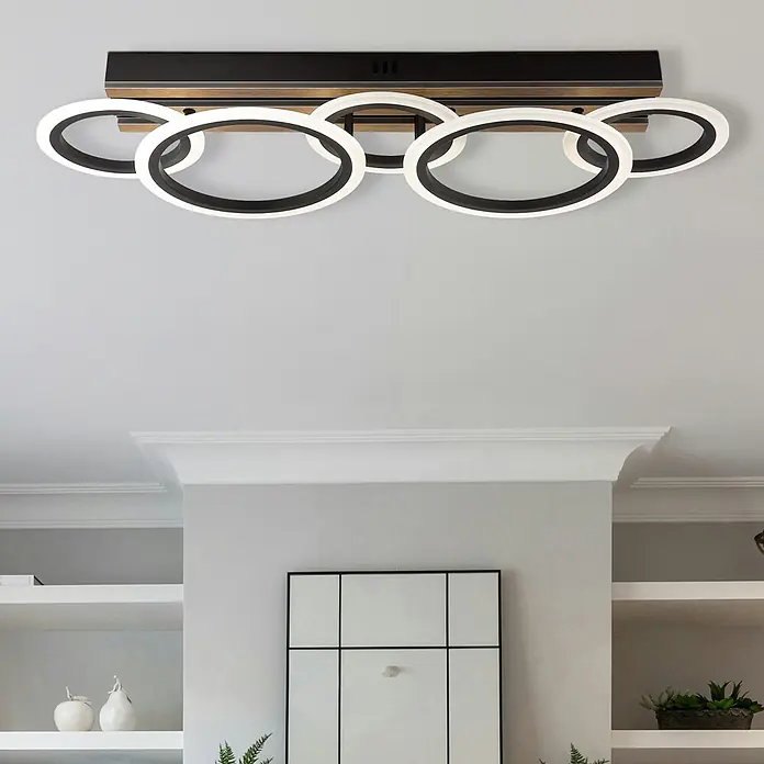 Globo LED-Deckenleuchte Blevins - 34 W, L x B x H: 745 x 250 x 115 mm - Moderne Deckenleuchte aus Schwarz und Holz mit mehreren beleuchteten Ringen, an einer Decke montiert.