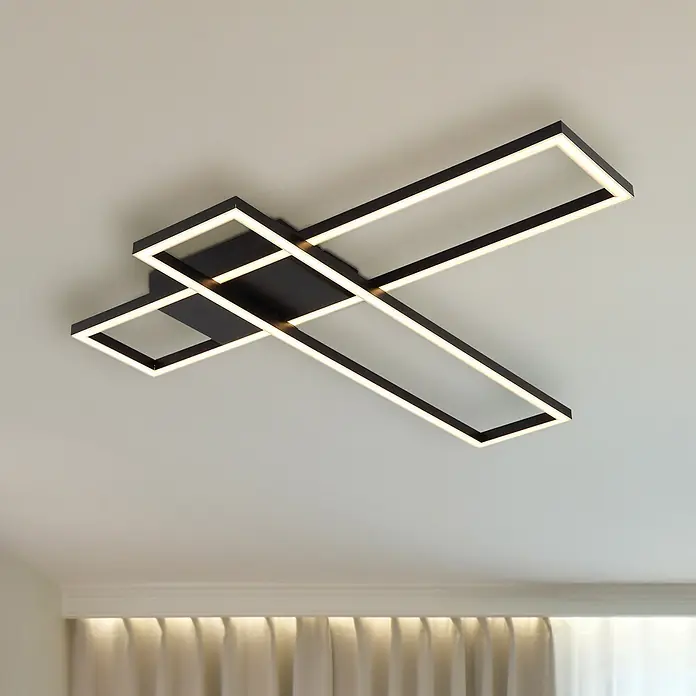 Globo LED-Deckenleuchte Tatjana - 30 W, L x B x H: 800 x 220 x 56 mm, Warmweiß - Moderne schwarze geometrische LED-Deckenleuchte über hellen Vorhängen.