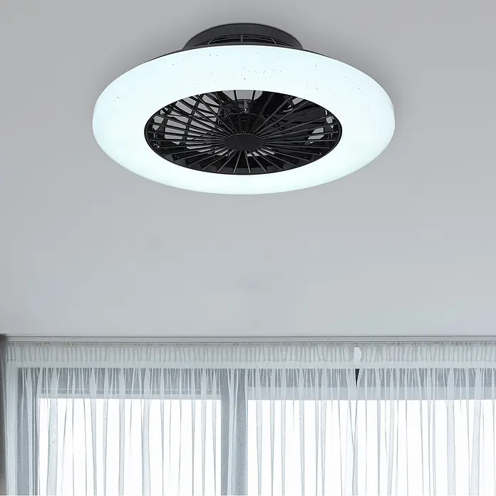 Globo Deckenventilator Travo - 30 W, Durchmesser: 50 cm - Ein moderner schwarzer Deckenventilator mit kreisförmigem weißem LED-Lichtring ist an einer weißen Decke über einem Fenster mit transparenten Vorhängen montiert.