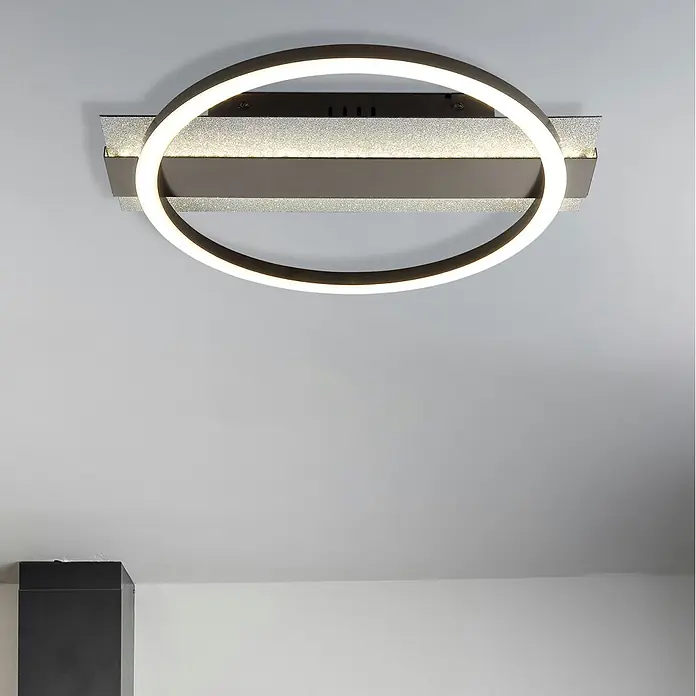 Globo LED-Deckenleuchte Norberto - 24 W, L x B x H: 342 x 300 x 68 mm - Moderne Deckenleuchte mit dunklem Sockel, einem beleuchteten Außenring und zwei funkelnden horizontalen LED-Streifen.