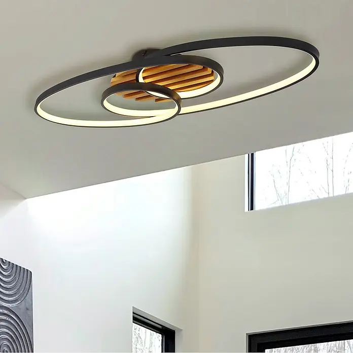 Globo LED-Deckenleuchte Tisha - 40 W, L x B x H: 850 x 300 x 90 mm, Warmweiß - Moderne schwarze Deckenleuchte mit wellenförmigen LED-Rahmen und zentralen Holzlamellen, die einen Raum beleuchtet.