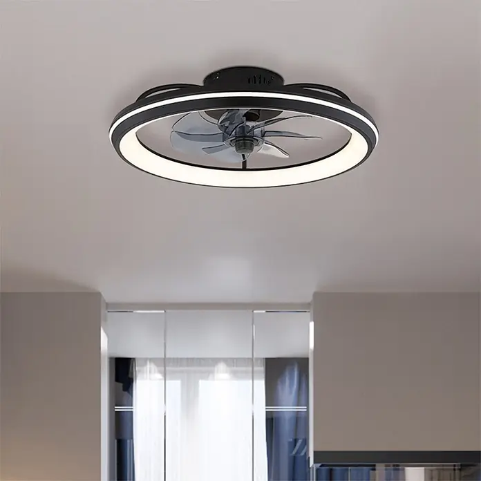 Globo Deckenventilator Celeste - 36 W, Durchmesser: 500 mm - Moderne schwarze Deckenleuchte mit integriertem Ventilator und kreisförmigem LED-Lichtring, an einer hellen Decke montiert.