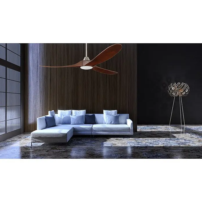 Vam Deckenventilator Energiespar Deckenventilator KOA LED Nickel 178 cm - Naturholz braun, 1.780 mm, 27 W - Moderner Deckenventilator mit drei dunklen Holzflügeln und gebürstetem Metallgehäuse, über einem hellgrauen Ecksofa.