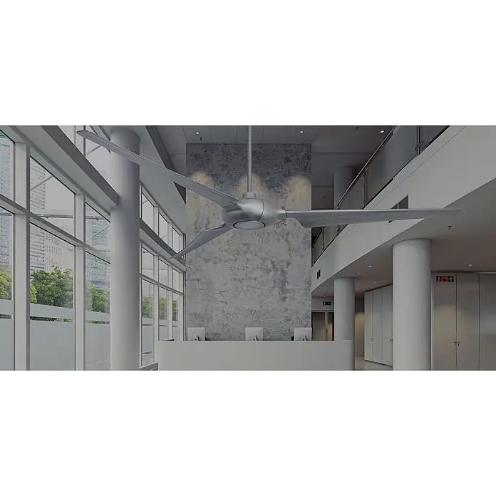 Vam Deckenventilator SPACE LED WI-FI ALU 193 cm - ALU, 1.930 mm, 45 W - Ein großer, moderner silberner Deckenventilator mit drei langen Flügeln, prominent in einer geräumigen, hellen Lobby über einem Empfangstresen positioniert.