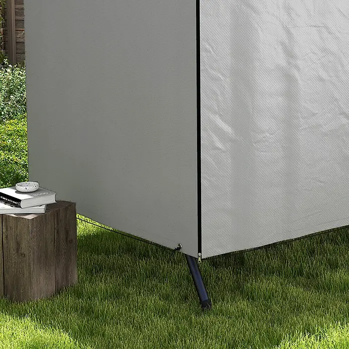 Outsunny Hollywoodschaukel-Schutzhülle - L x B x H: 215 x 155 x 150 cm, Polyethylen, 100 g/m², Hellgrau - Hellgraue strukturierte Outdoor-Abdeckung mit Reißverschluss, neben Holztisch mit Büchern.