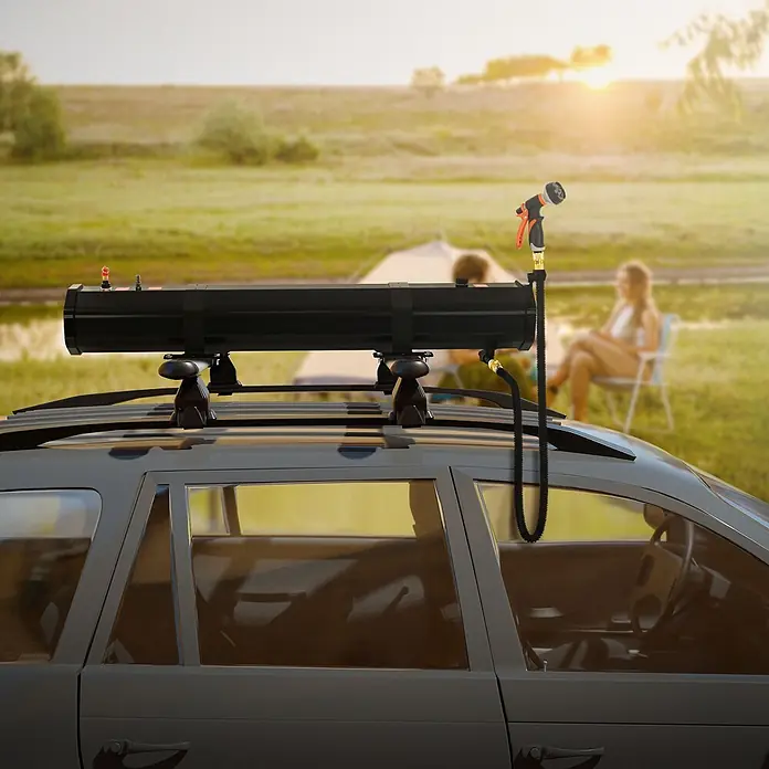 ML-Design Solardusche - Höhe: 17,5 cm, Kunststoff, Schwarz, 30 l - Schwarzer Dachträger-Dusch-/Wassertank auf einem Auto, mit Schlauch und Sprühdüse, in einer Campingszene.