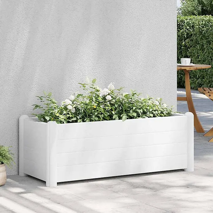 Furnicato Hochbeet - 100 x 43 x 35 cm, Kunststoff, Weiß - Weißer rechteckiger Pflanzkasten gefüllt mit grünen Pflanzen und Blumen auf einer Terrasse.