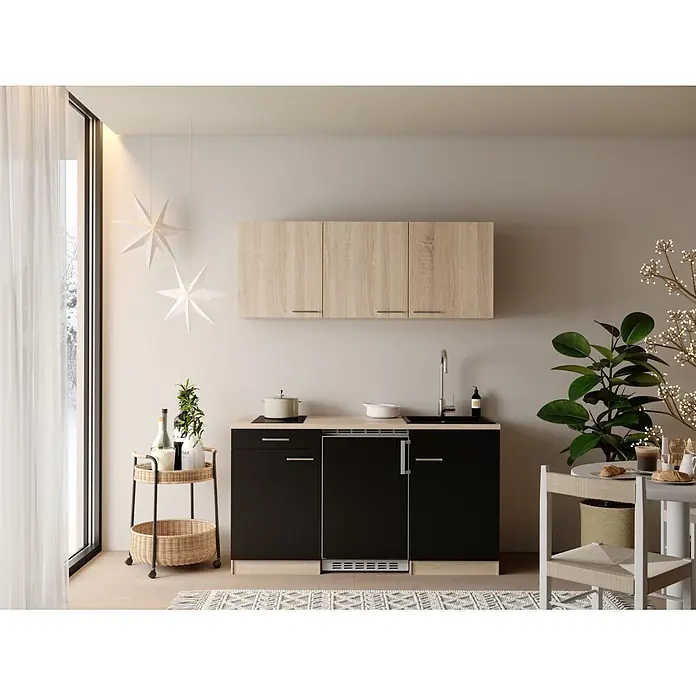 Respekta Miniküche Ingrid - Breite: 150 cm, Schwarz, Mit Kochfeld + Kühlschrank - Kompakte Küchenzeile mit hellen Holz-Oberschränken und schwarzen Unterschränken, inkl. Spüle, Kochfeld und Kühlschrank.