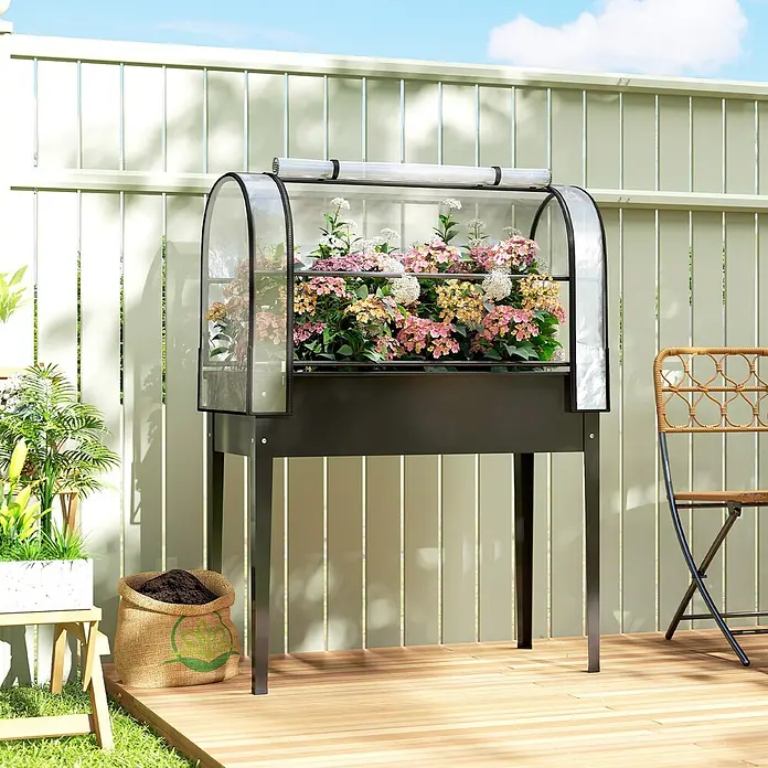 Outsunny Hochbeet Mit Frühbeetaufsatz - Kunststoff, Schwarz - Schwarzes Hochbeet aus Metall mit transparenter Mini-Gewächshausabdeckung, gefüllt mit bunten Blumen.