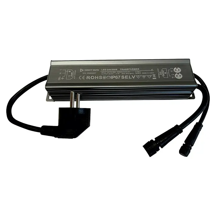 Direct Signs Transformator Akus IP LED 24 V - Schwarz, 60 W - Ein silberner 24V/60W LED-Transformator mit schwarzem Eingangs-Eurostecker und zwei schwarzen Ausgangskabeln mit Steckverbindern, im IP67-Metallgehäuse.